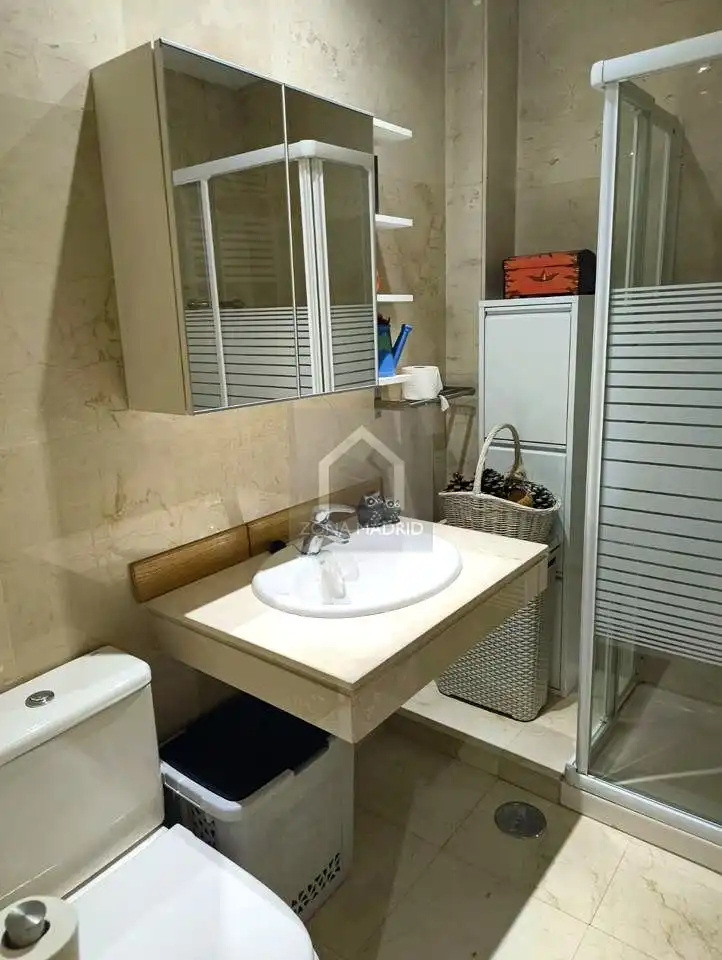 Badezimmer von Wohnung zur Miete in Madrid mit Klimaanlage, Heizung und Parkett