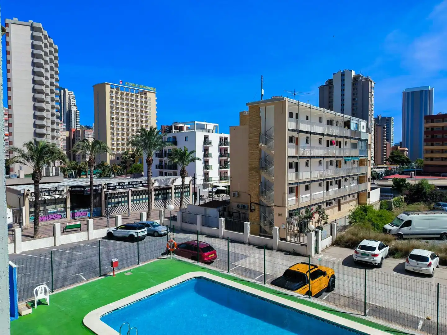 Vista exterior de Apartament en venda en Benidorm amb Aire condicionat, Jardí privat i Moblat