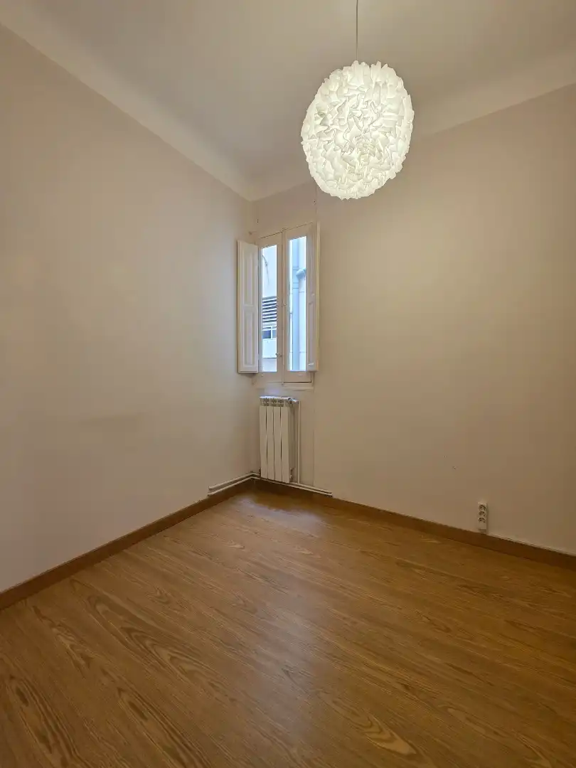 Schlafzimmer von Wohnung zur Miete in Madrid mit Heizung, Parkett und Balkon