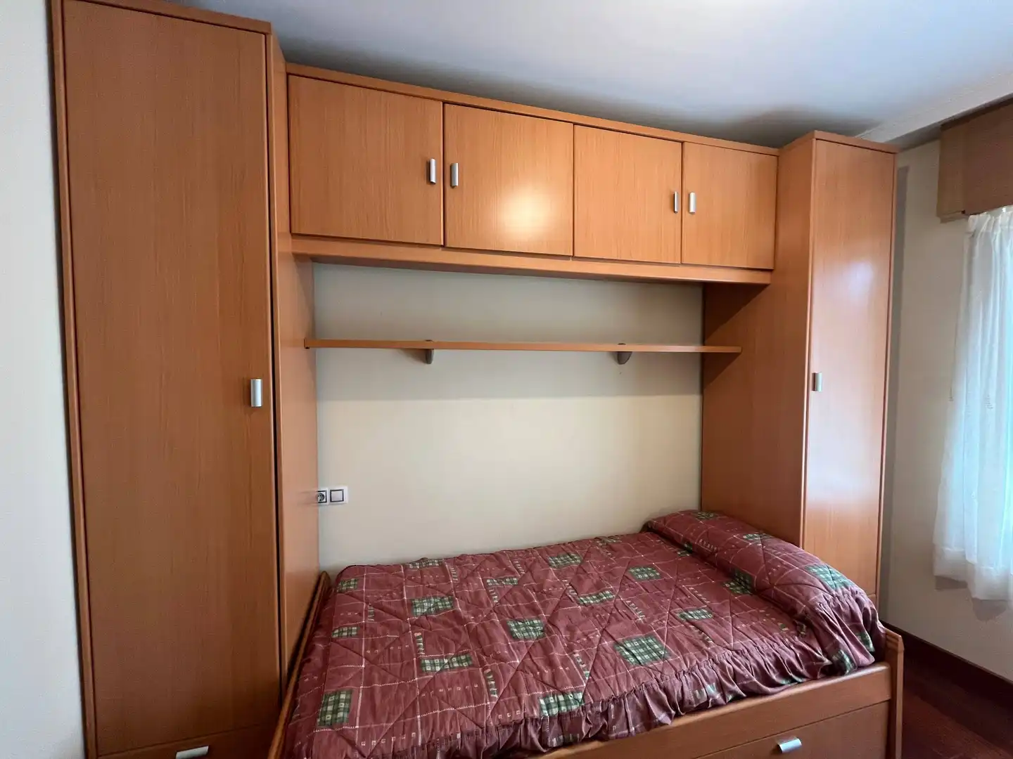 Habitación de Piso de alquiler en Santiago de Compostela  con Calefacción, Trastero y Amueblado