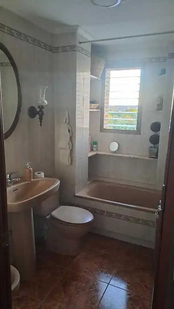 Badezimmer von Wohnung zur Miete in Sevilla mit Klimaanlage, Privatgarten und Möbliert