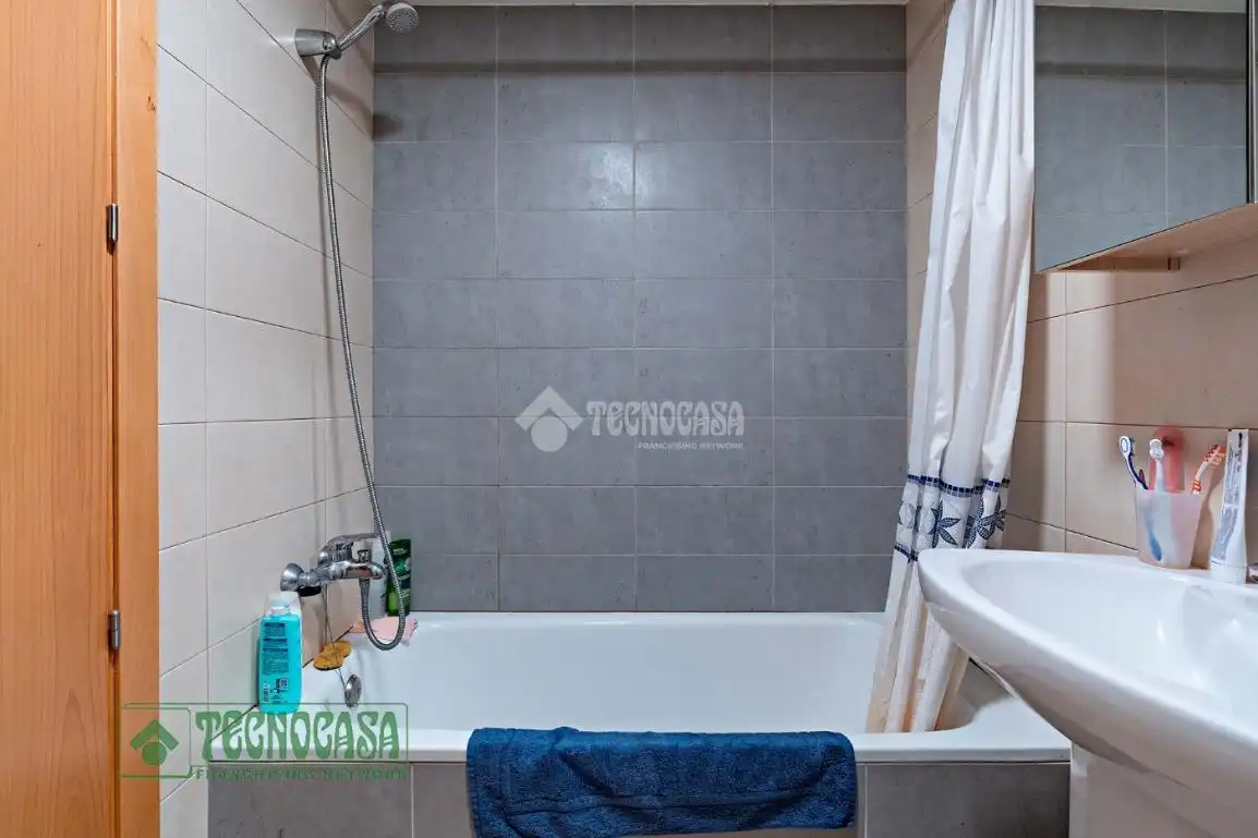Baño de Piso en venta en Roquetas de Mar con Aire acondicionado, Terraza y Amueblado
