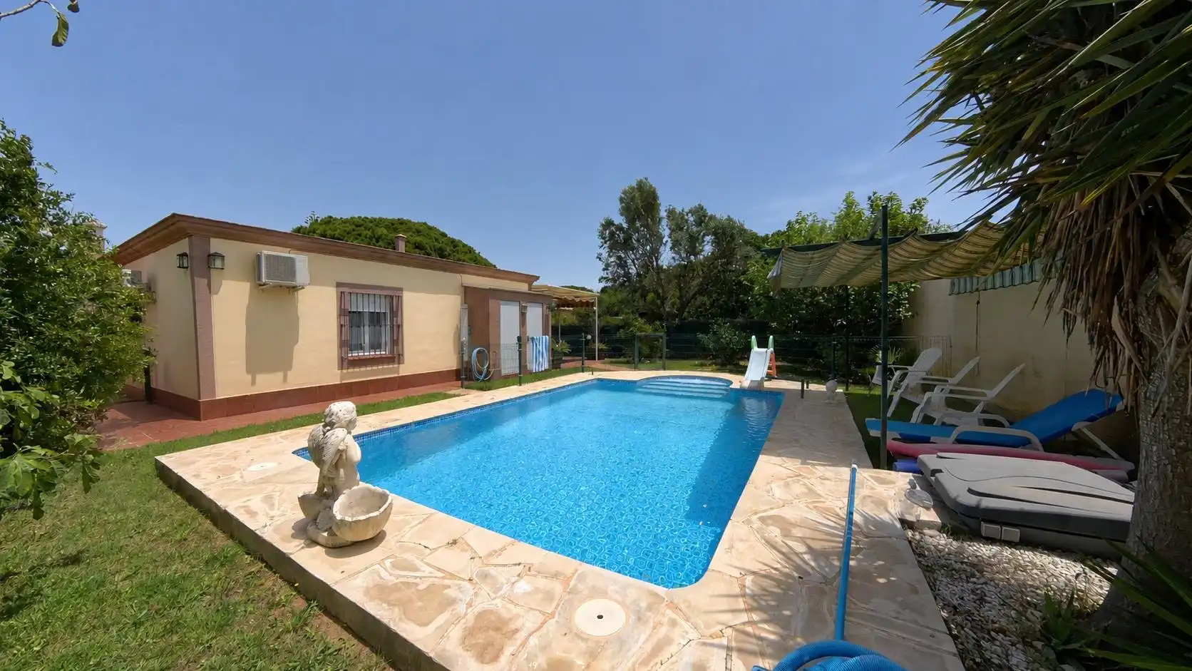Swimming pool of Houses for sale in Chiclana de la Frontera  with Air Conditioner, Private garden and Storage room