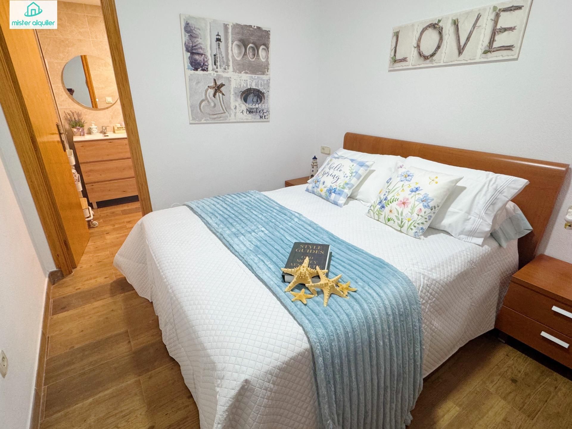 Dormitori de Apartament de lloguer en El Campello amb Aire condicionat, Calefacció i Jardí privat