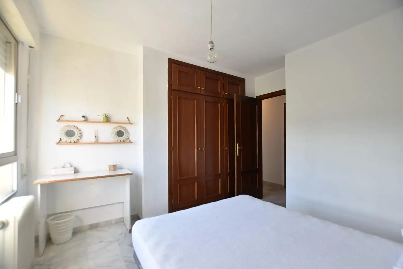 Schlafzimmer von Wohnung zur Miete in Granada mit Heizung, Möbliert und Balkon
