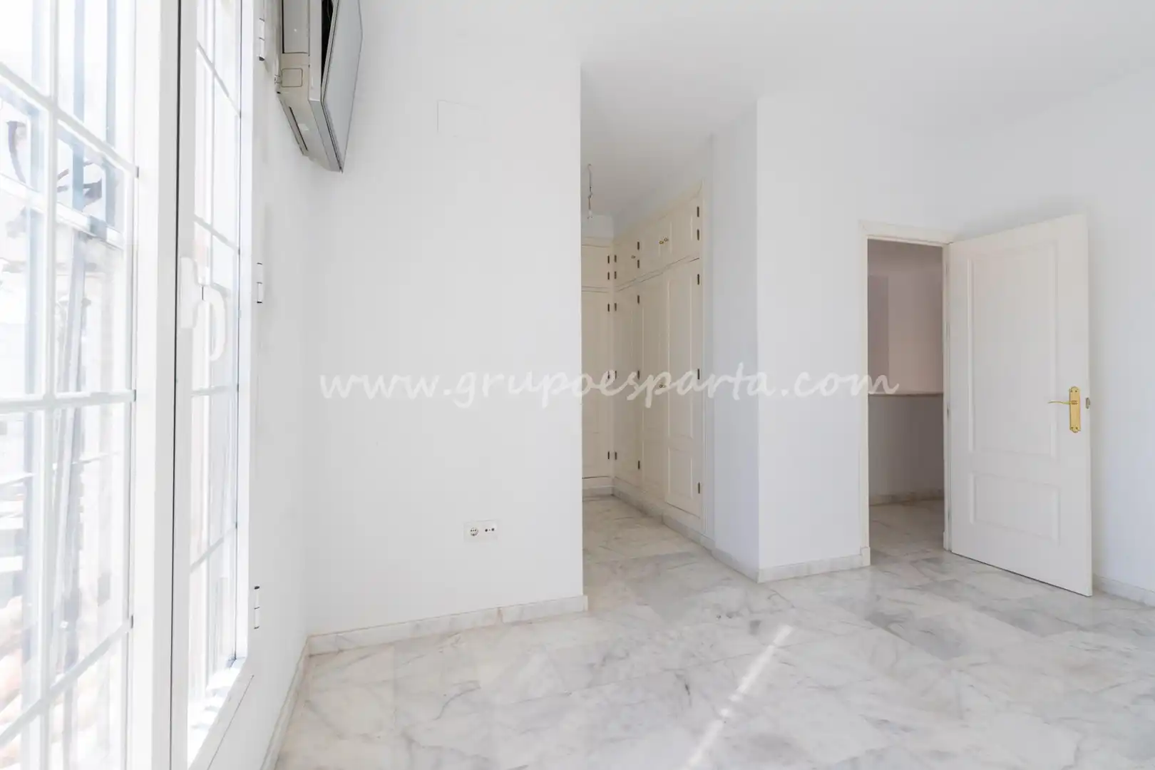 Detached homes for sale in Espartinas  with Air Conditioner, Heating and Oven