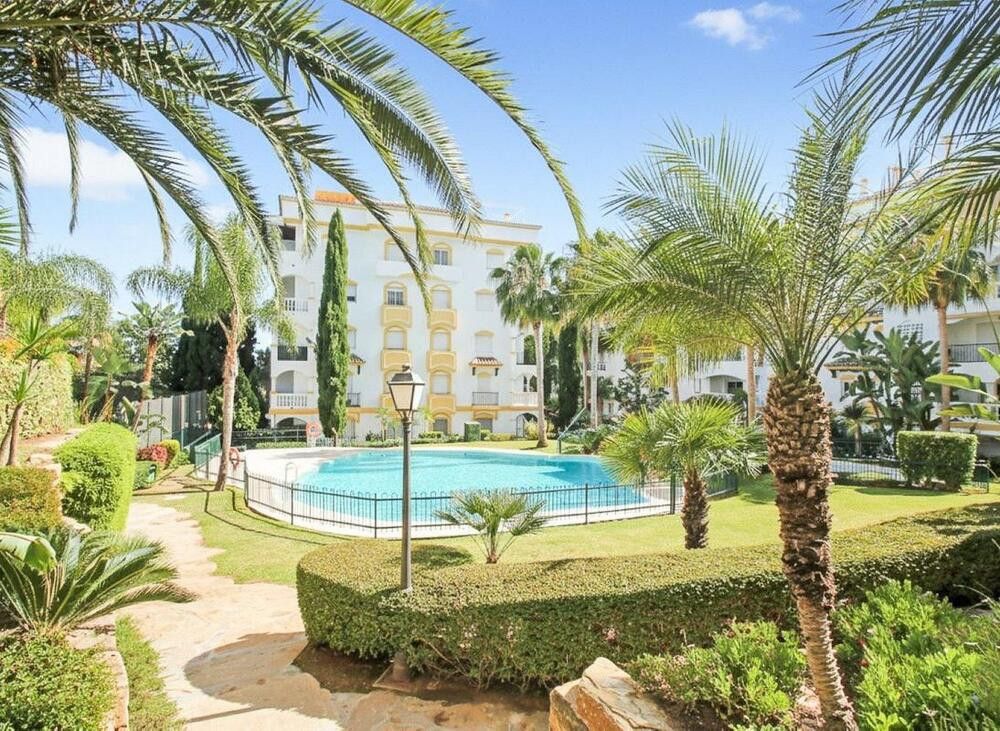 Vista exterior de Apartament de lloguer en Marbella amb Aire condicionat, Terrassa i Piscina