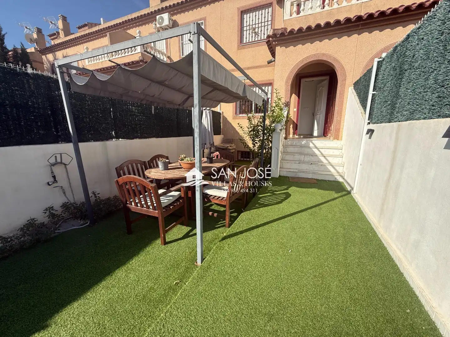 Terrasse von Einfamilien-Reihenhaus zur Miete in Monforte del Cid mit Klimaanlage, Heizung und Privatgarten