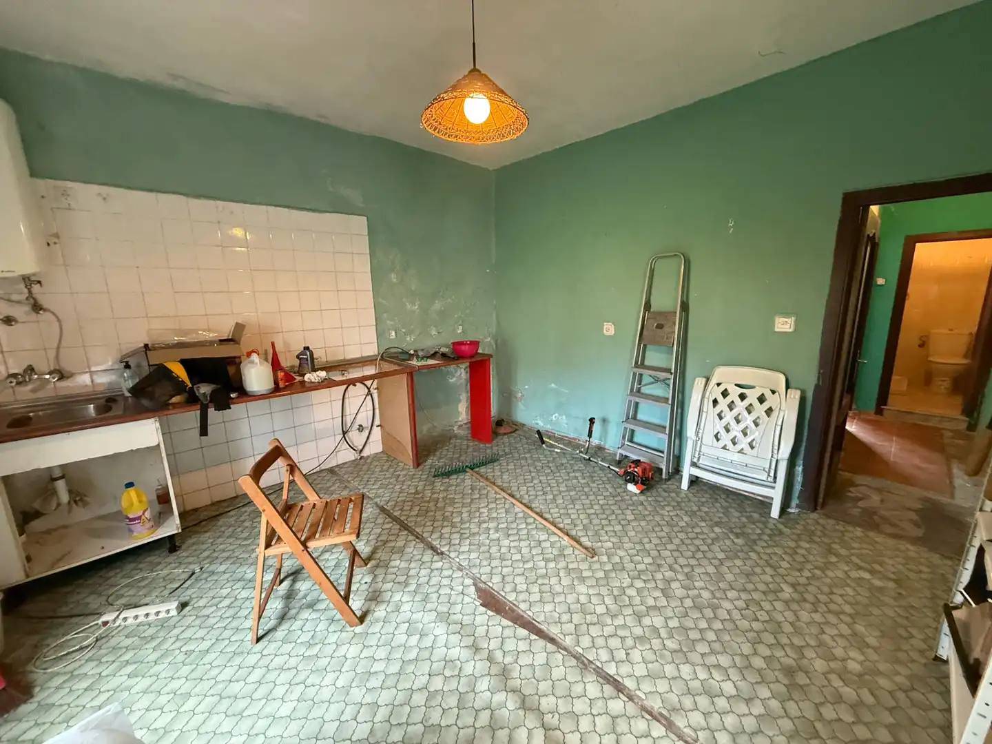 Cuina de Casa o xalet en venda en Oviedo  amb Jardí privat