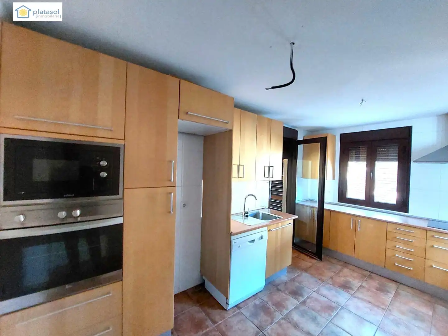 Cuina de Casa adosada en venda en Guillena amb Aire condicionat, Calefacció i Jardí privat