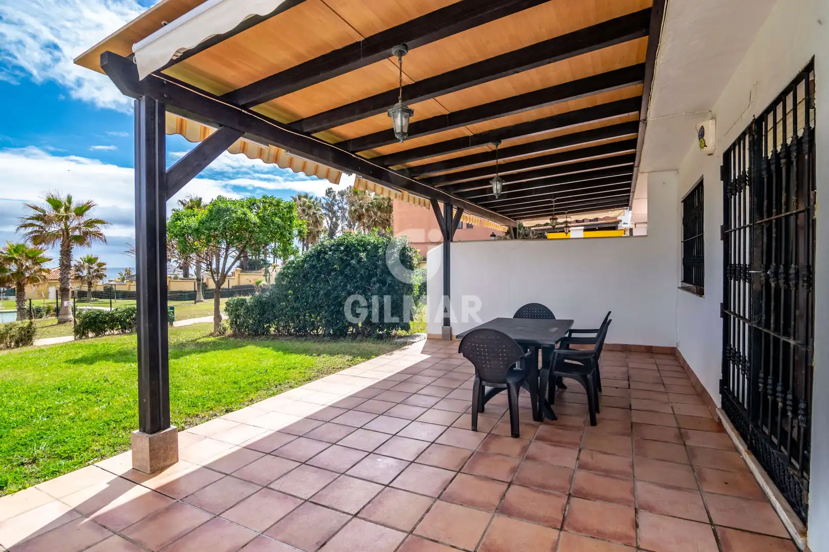 Terrasse von Einfamilien-Reihenhaus zum Verkauf in Manilva mit Heizung, Privatgarten und Schwimmbad
