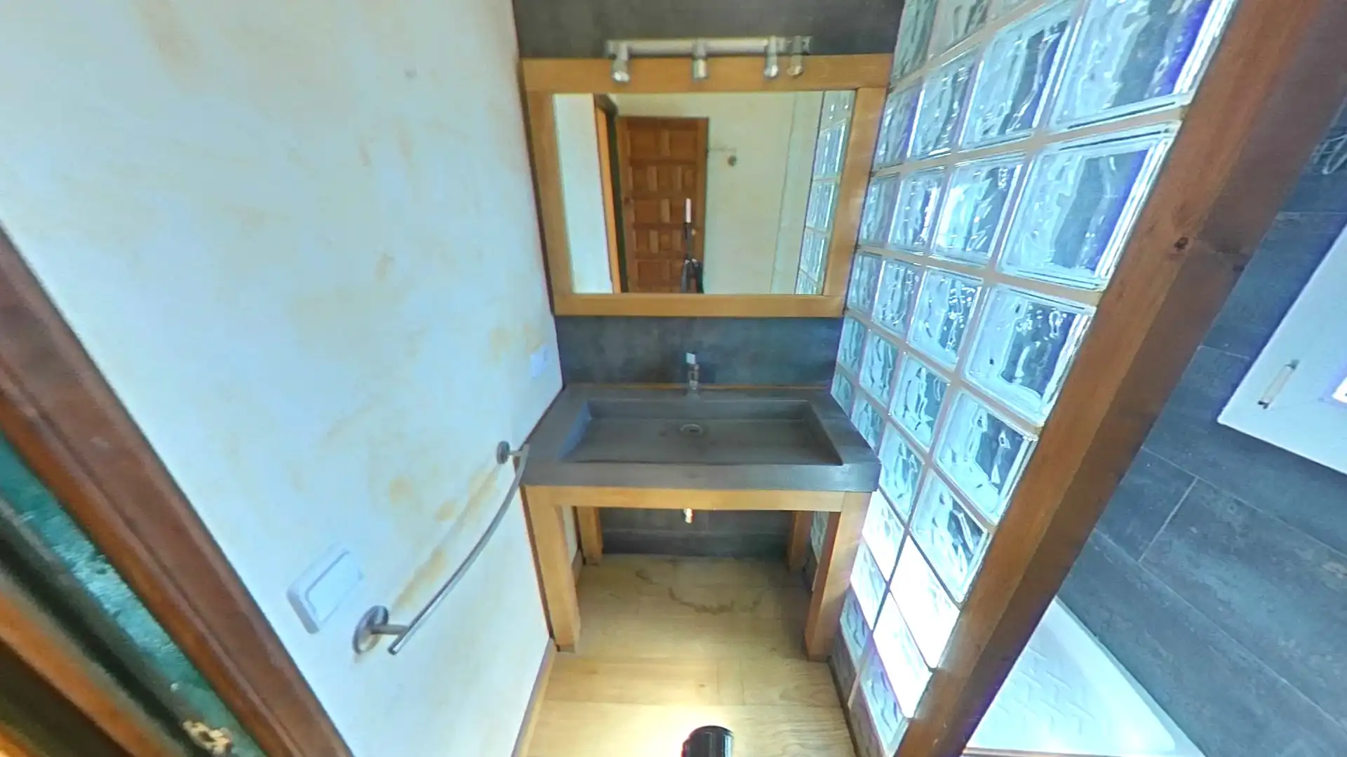 Baño de Apartamento en venta en Sant Joan de les Abadesses con Trastero y Balcón