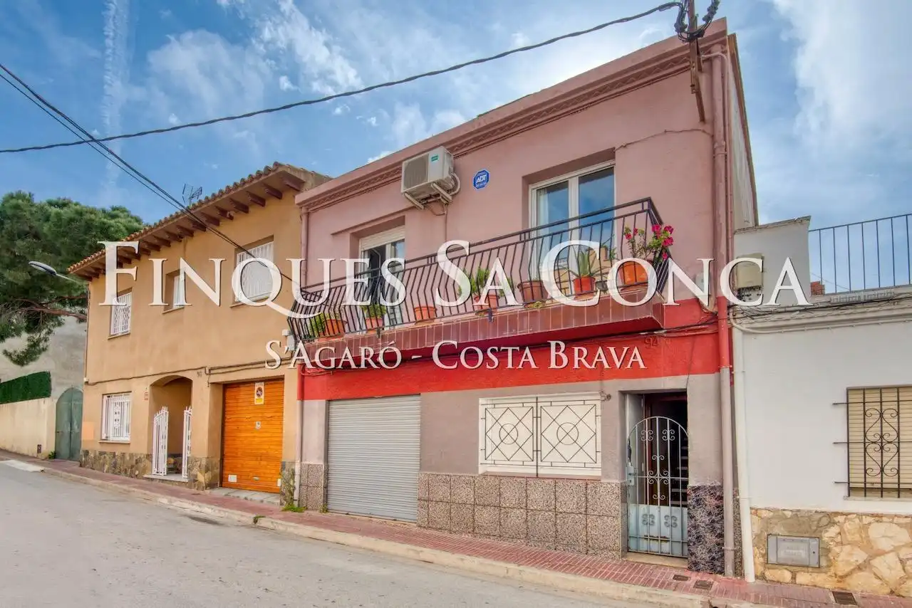 Vista exterior de Local en venda en Sant Feliu de Guíxols amb Terrassa