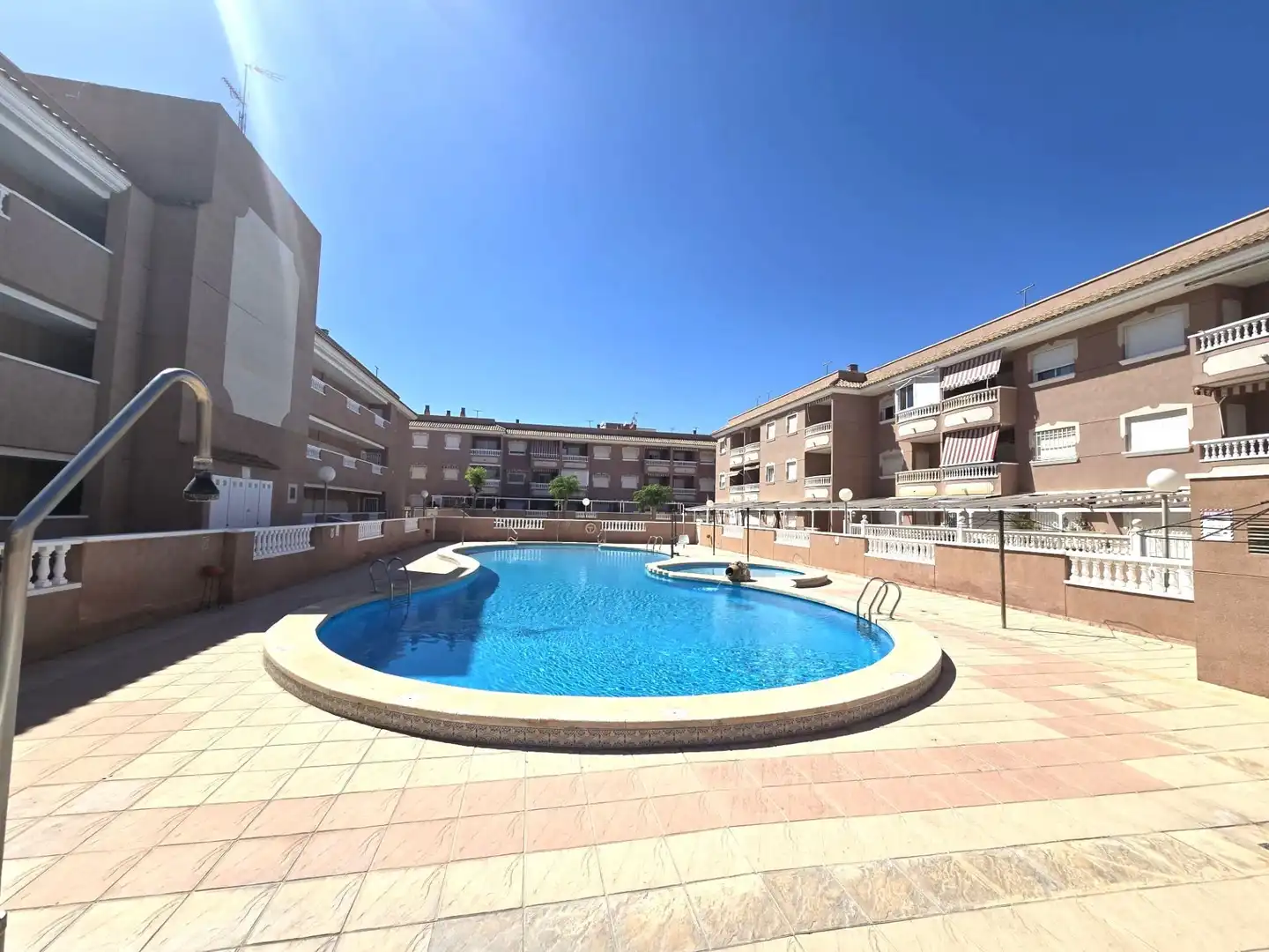 Schwimmbecken von Wohnungen zum Verkauf in Santa Pola mit Klimaanlage, Terrasse und Möbliert