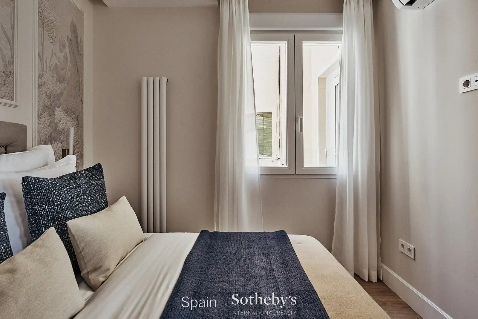 Dormitori de Apartament en venda en Madrid amb Aire condicionat i Terrassa