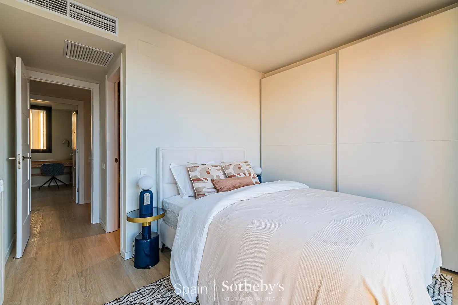 Schlafzimmer von Maisonette zum Verkauf in Barcelona mit Klimaanlage und Heizung