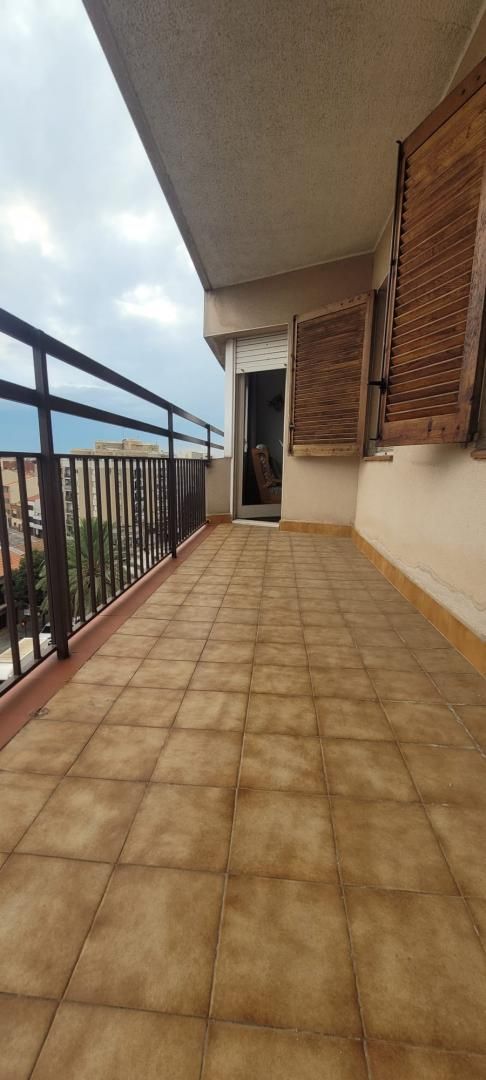 Terraza de Piso en venta en Terrassa con Amueblado, Horno y Balcón