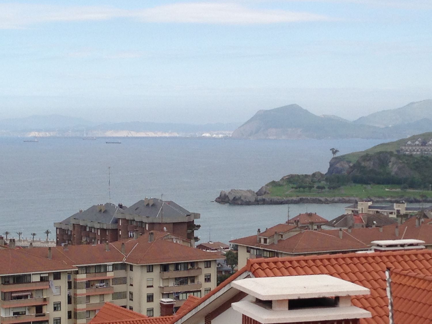 Vista exterior de Casa adosada en venta en Castro-Urdiales con Calefacción
