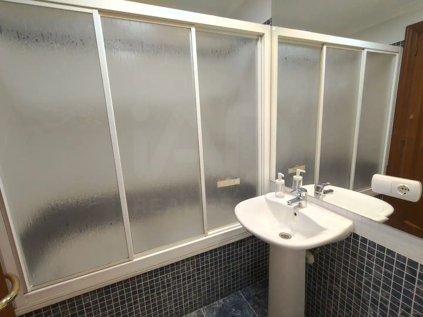 Baño de Ático en venta en Santa Marta de Tormes con Calefacción y Terraza