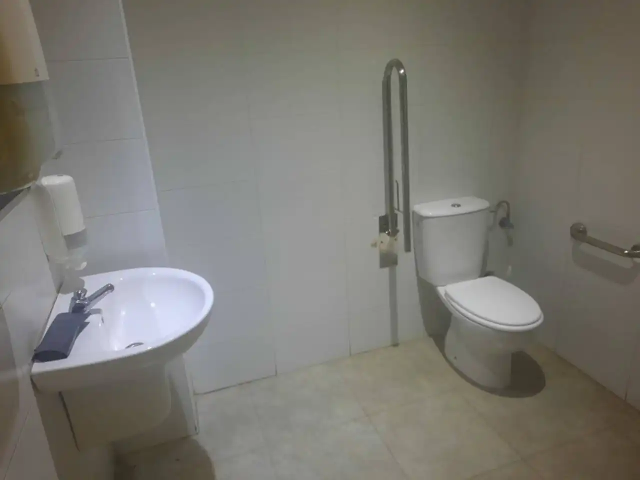 Bany de Local de lloguer en Cartagena amb Aire condicionat