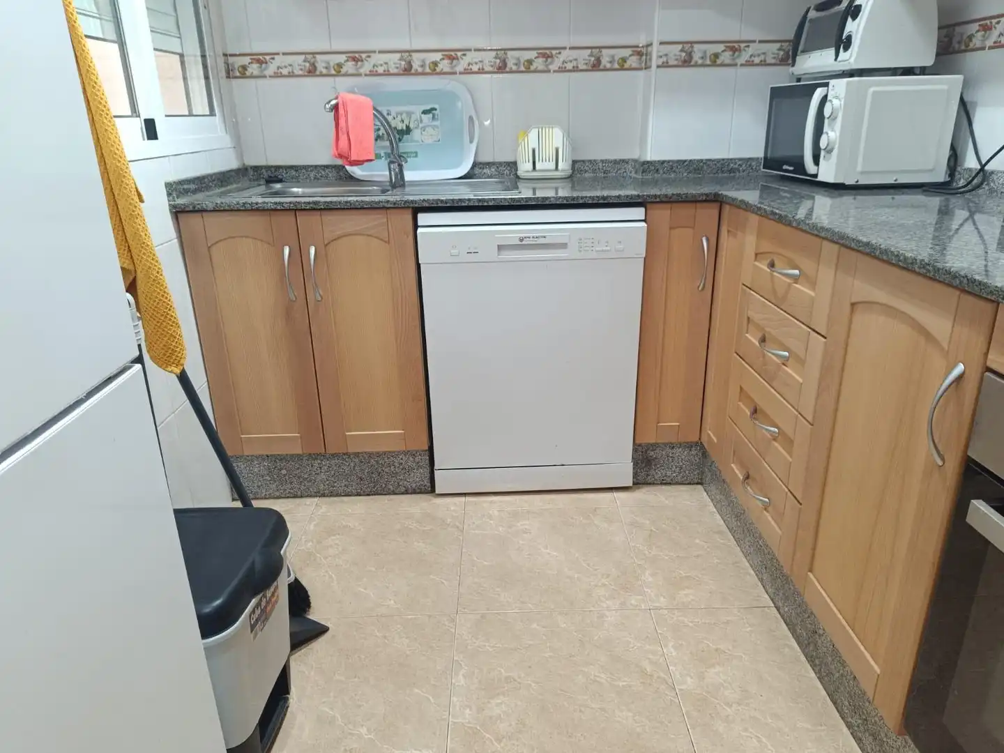 Cuina de Apartament de lloguer en Santa Pola amb Aire condicionat, Terrassa i Moblat