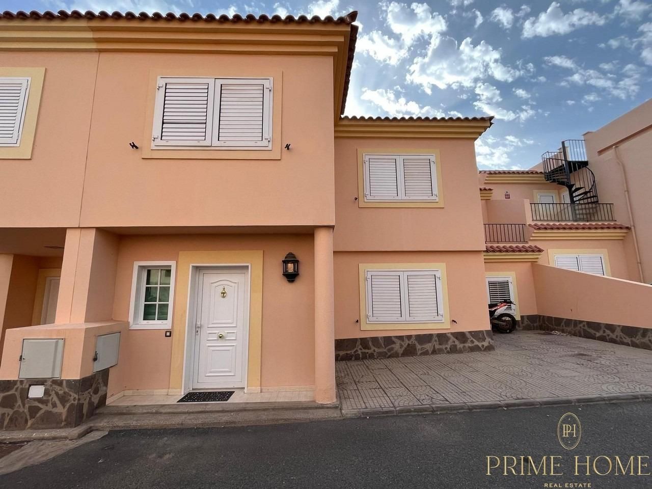 Vista exterior de Casa o xalet de lloguer en San Bartolomé de Tirajana amb Aire condicionat, Terrassa i Balcó