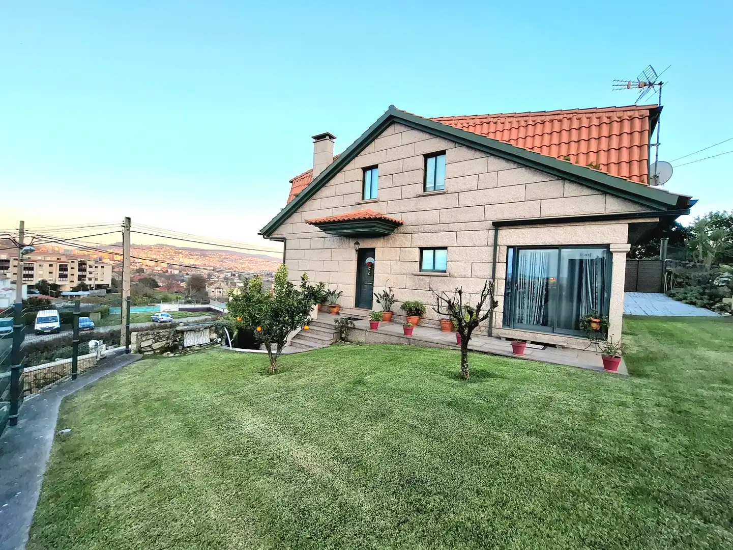 Vista exterior de Casa o chalet en venta en Vigo  con Calefacción, Jardín privado y Trastero