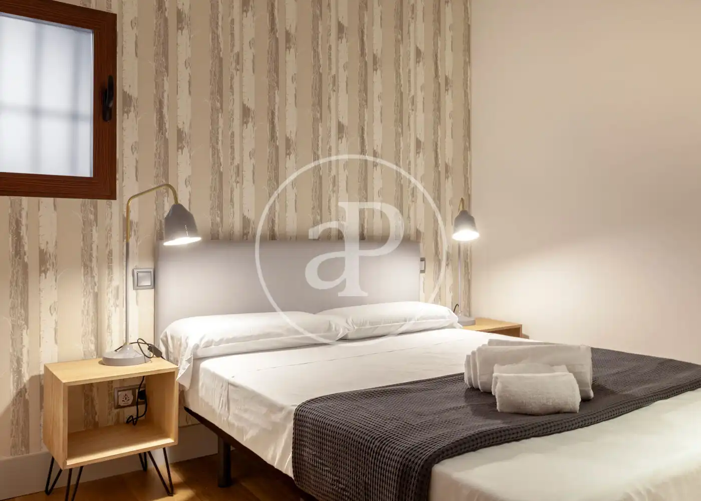 Flat for rent in Calle de Sta. María, Cortes - Huertas