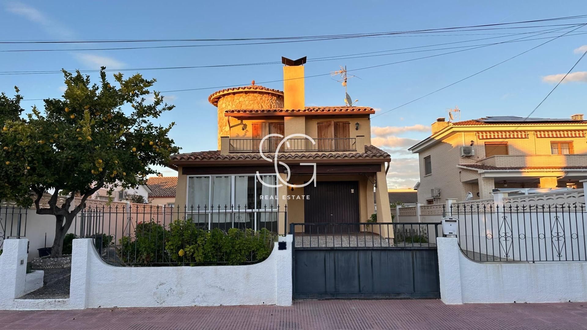 Vista exterior de Casa o xalet en venda en Creixell amb Jardí privat, Terrassa i Balcó