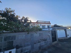 Vista exterior de Casa o xalet en venda en Telde amb Aire condicionat, Jardí privat i Terrassa