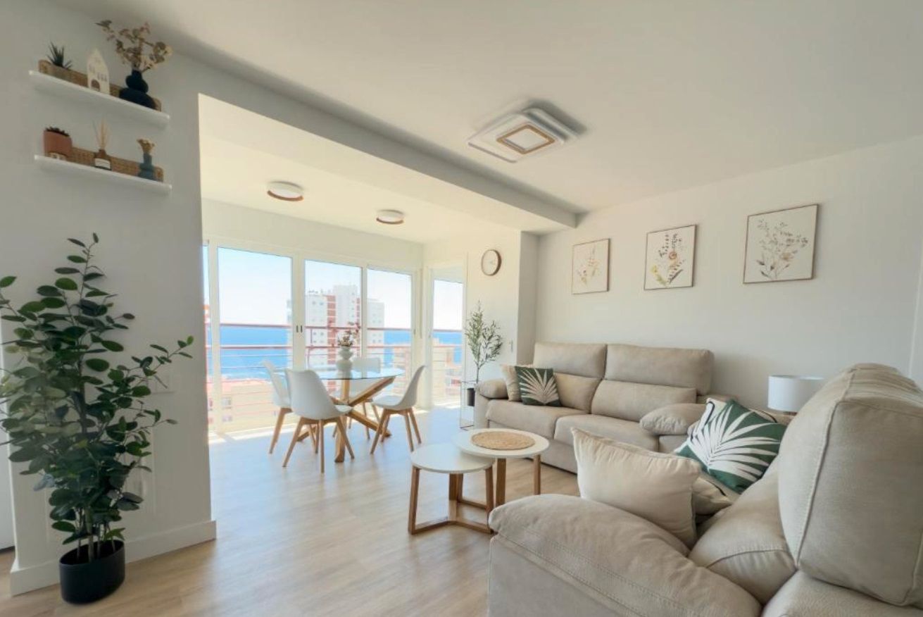 Sala d'estar de Apartament de lloguer en Benidorm amb Aire condicionat, Calefacció i Parquet