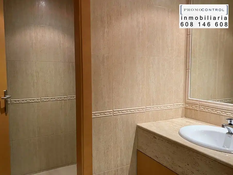 Badezimmer von Geschaftsraum zum Verkauf in Zuera mit Klimaanlage und Heizung