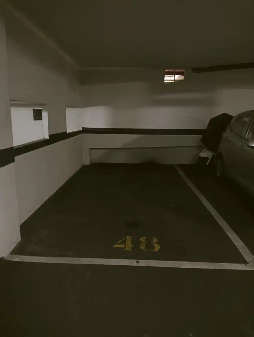 Aparcament de Garatge en venda en Oviedo  amb Alarma