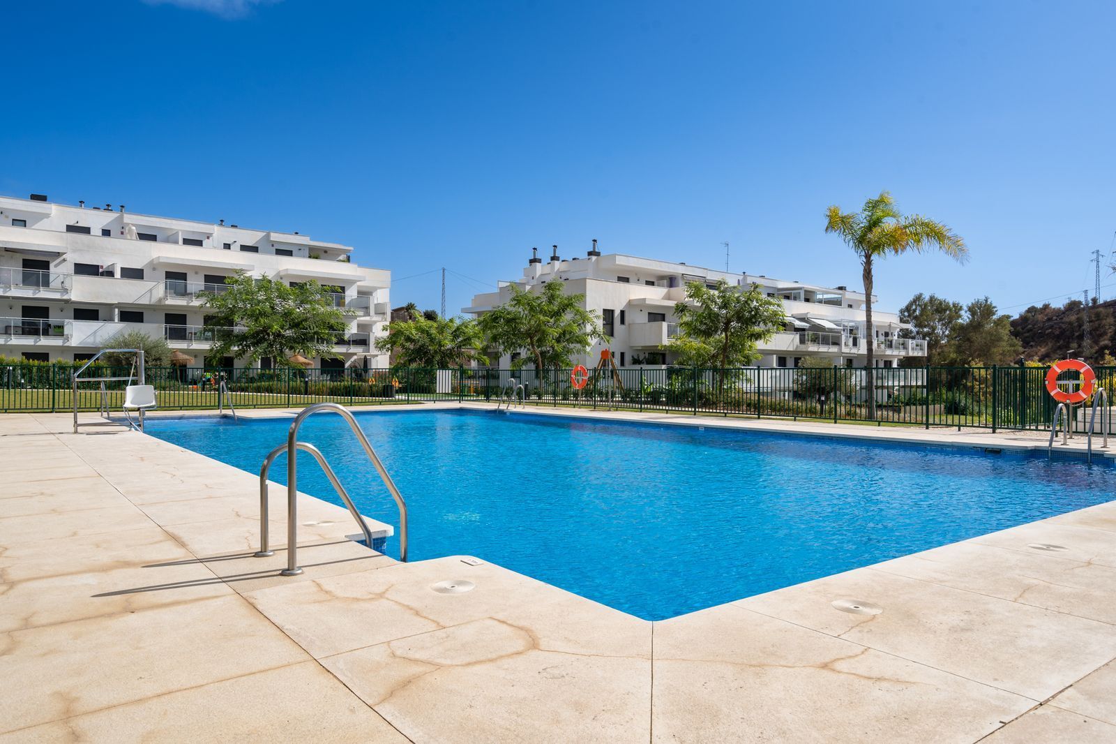 Piscina de Apartament en venda en Mijas amb Aire condicionat, Terrassa i Alarma