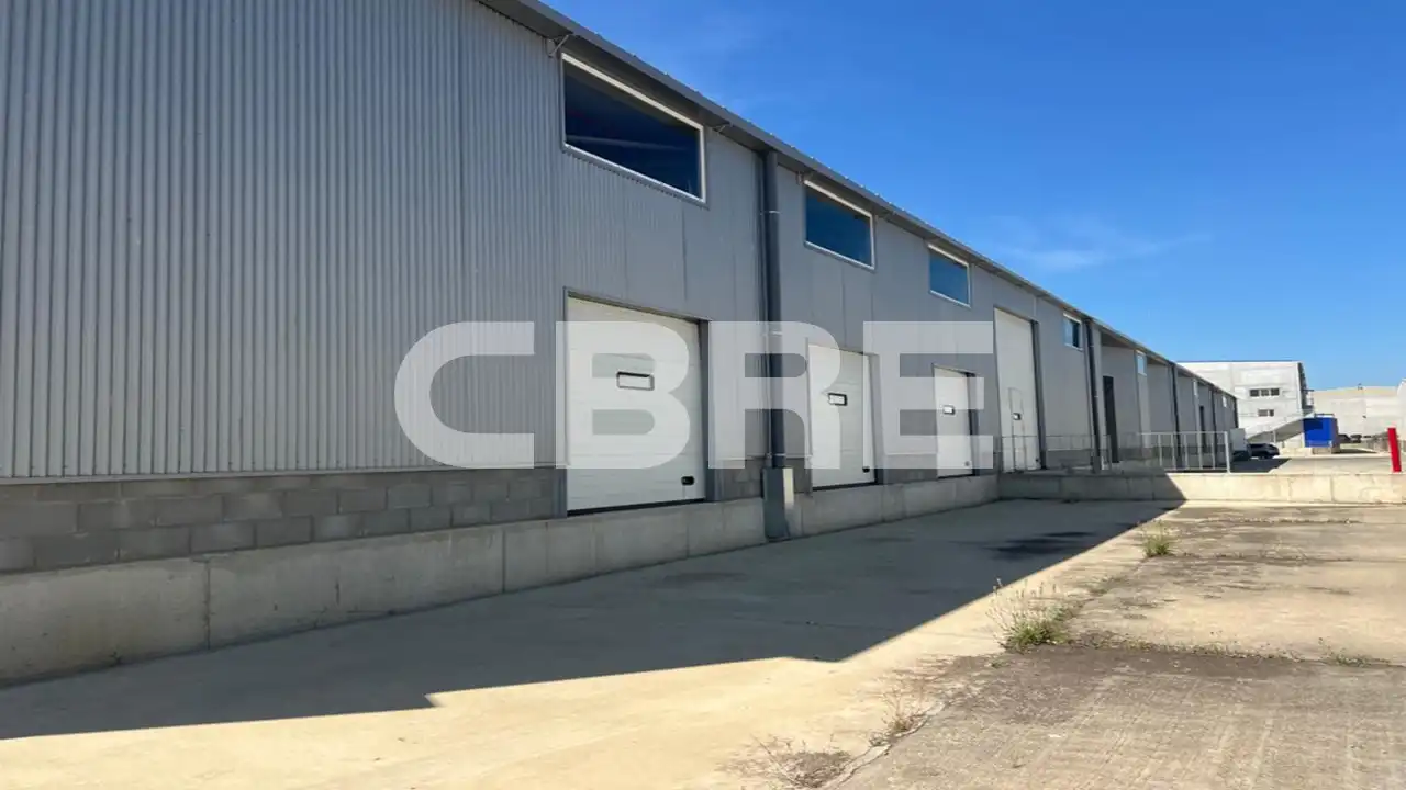 Vista exterior de Nave industrial de alquiler en Celrà con Alarma