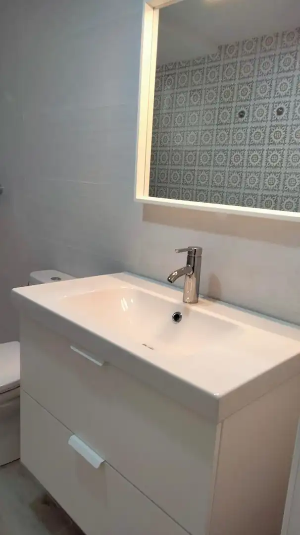 Baño de Piso de alquiler en Elche / Elx con Amueblado y Balcón