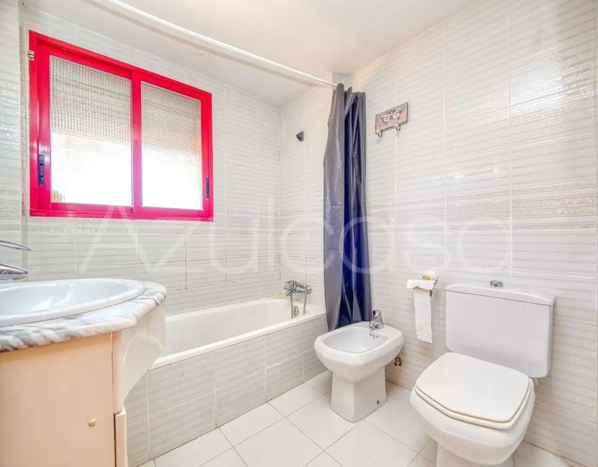 Badezimmer von Maisonette zum Verkauf in El Campello mit Klimaanlage, Abstellraum und Gemeinschaftspool