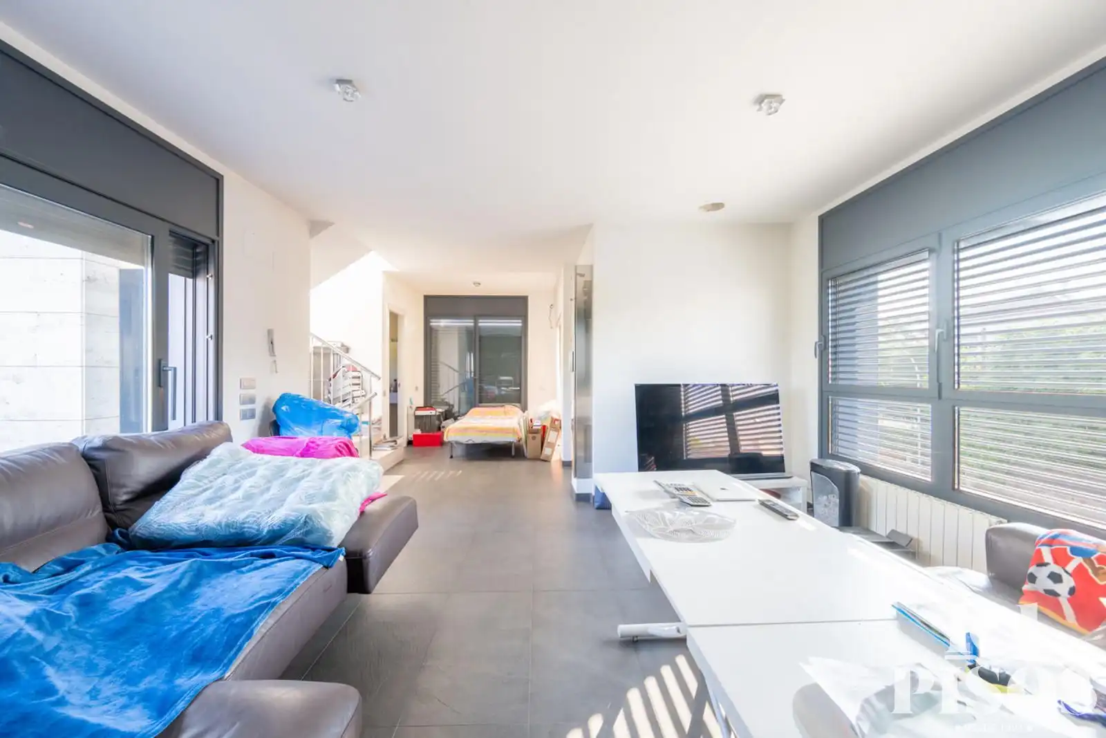 Living room of Houses for sale in Sant Cugat del Vallès  with Air Conditioner, Storage room and Swimming Pool
