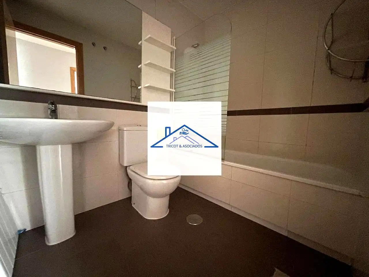 Badezimmer von Erdgeschoss zum Verkauf in Casarrubios del Monte mit Terrasse