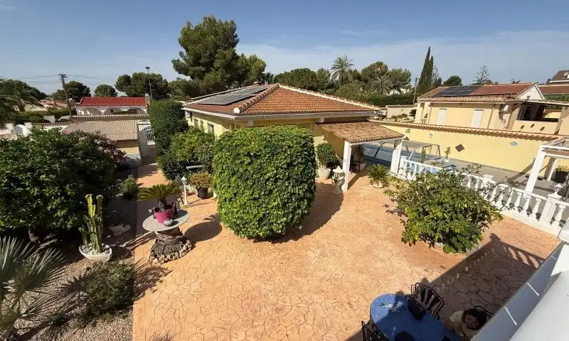 Vista exterior de Casa o xalet en venda en Pilar de la Horadada amb Traster i Piscina
