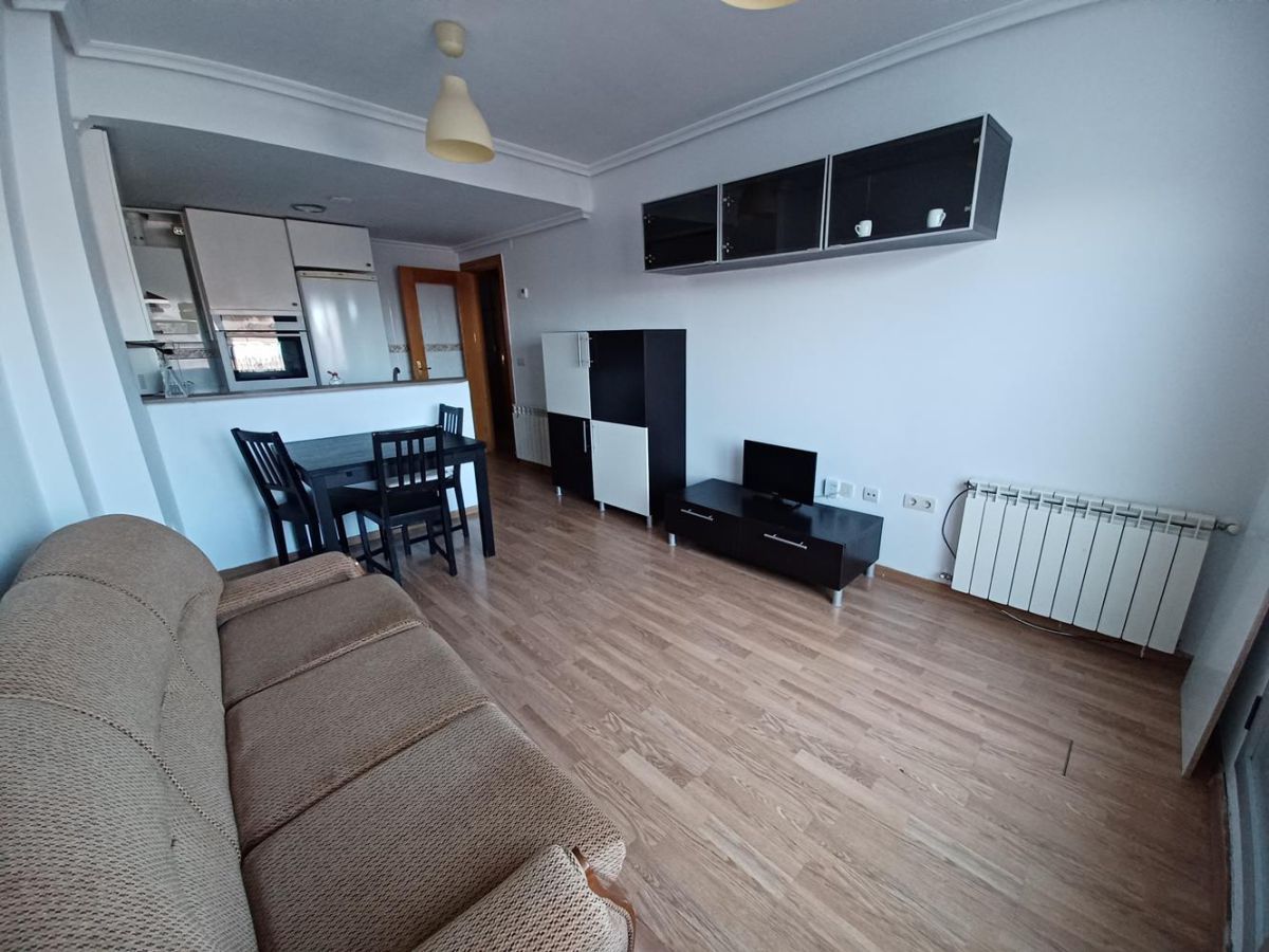 Sala d'estar de Àtic en venda en La Roda amb Calefacció, Terrassa i Moblat