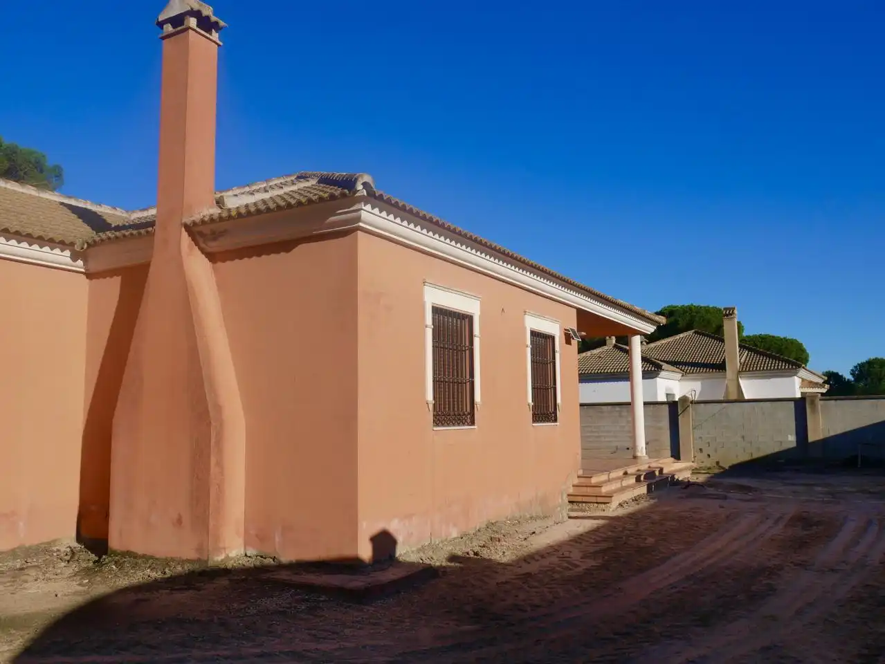 Vista exterior de Casa o xalet en venda en Hinojos amb Jardí privat i Moblat