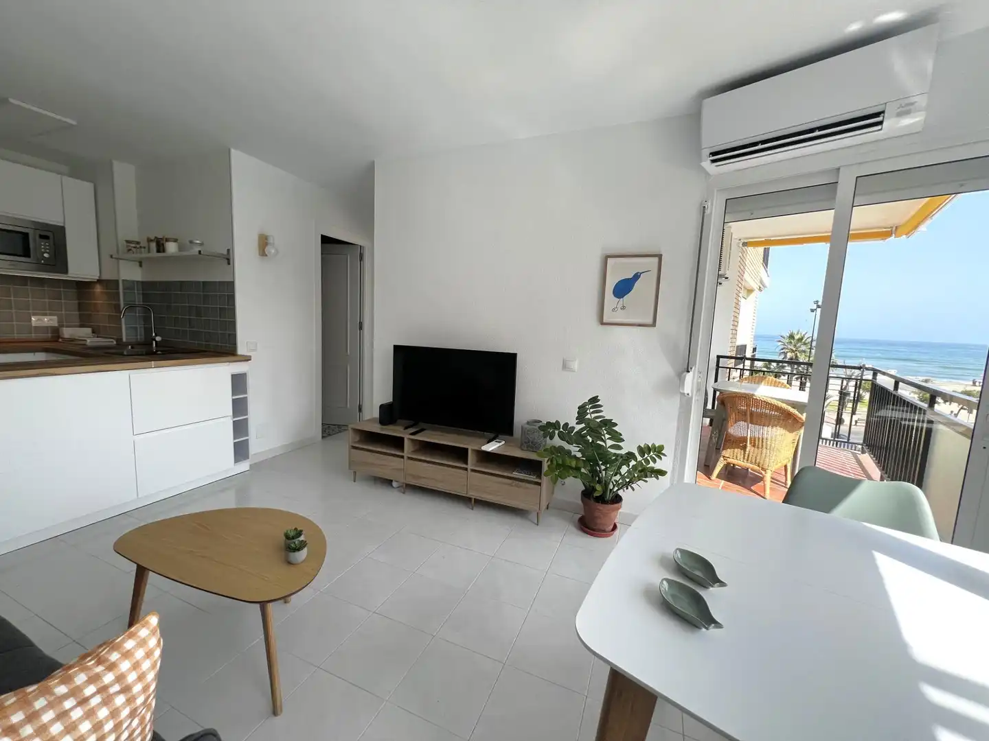 Sala d'estar de Apartament de lloguer en Fuengirola amb Aire condicionat, Calefacció i Jardí privat