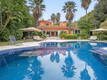Casa amb balcó en venda a Milla de Oro