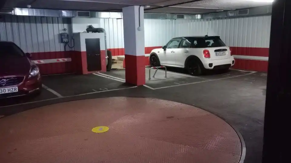 Garaje de alquiler en Calle de Galileo, 48, Arapiles
