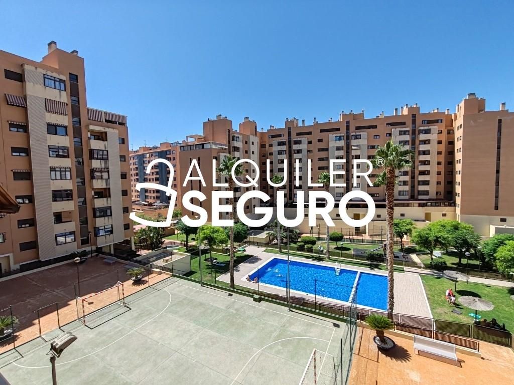 Vista exterior de Pis de lloguer en Alicante / Alacant amb Calefacció, Terrassa i Piscina