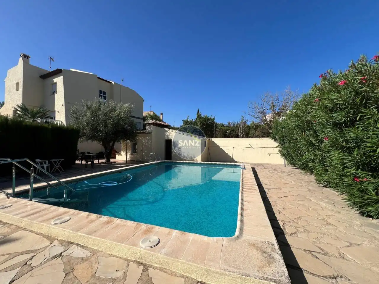 Casa amb piscina en venda a L'Olleria
