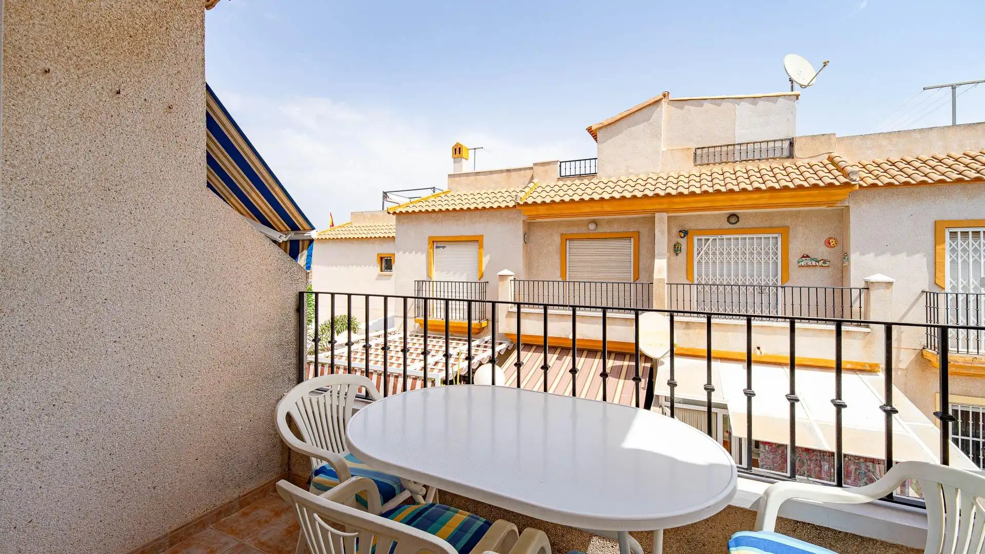 Terrassa de Casa o xalet en venda en Torrevieja amb Moblat, Balcó i Piscina comunitària