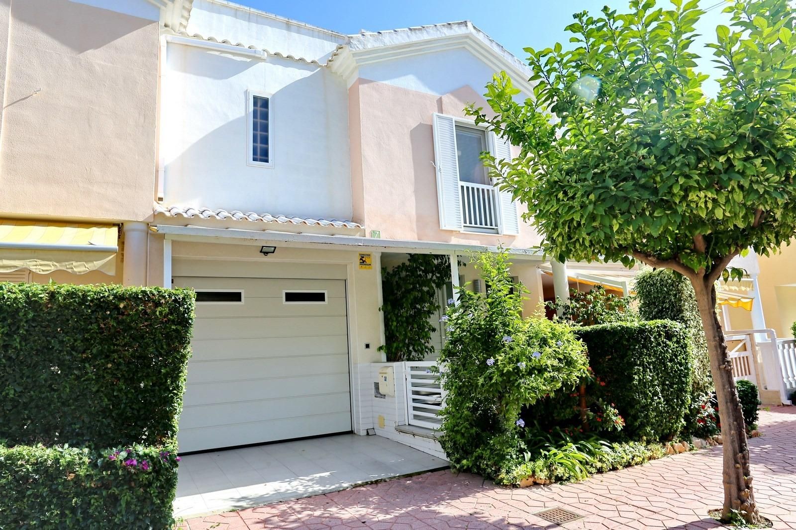 Vista exterior de Casa o xalet en venda en Guardamar del Segura amb Aire condicionat, Calefacció i Jardí privat