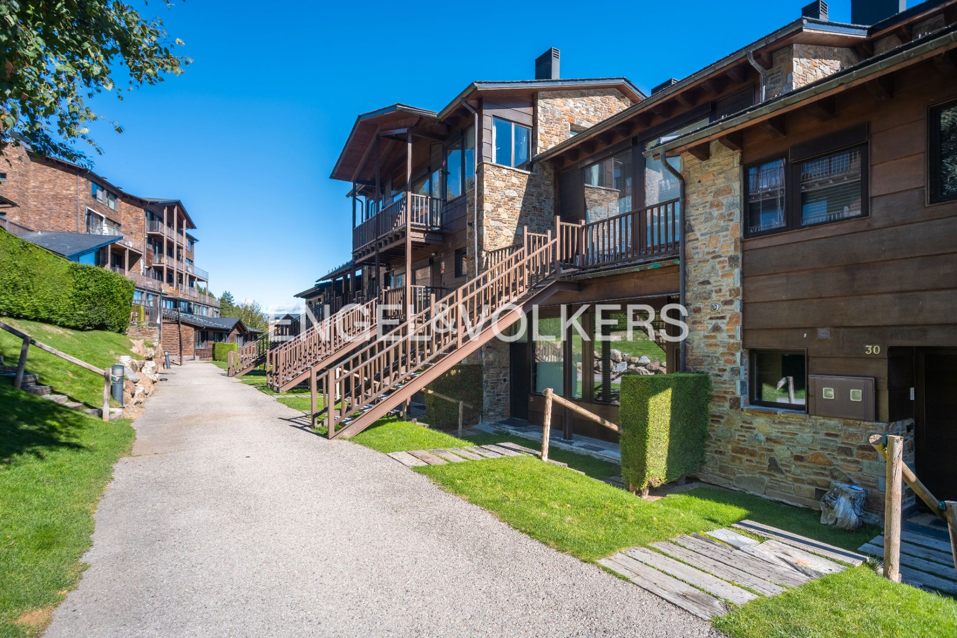 Vista exterior de Apartament en venda en Alp amb Calefacció, Parquet i Terrassa